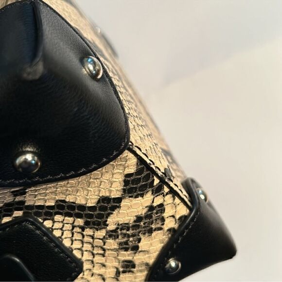 Guess Tan Gray Snake Python Faux Leather
Crossbody Bag. - Picture 16 of 16